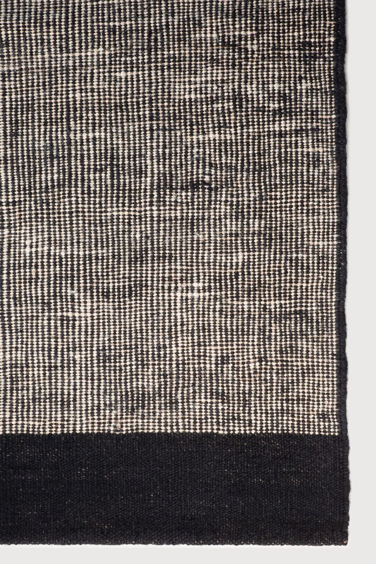 Detailaufnahme des Black Dots Kilim Teppichs von Ethnicraft (B 250) mit schwarzem Punktmuster.